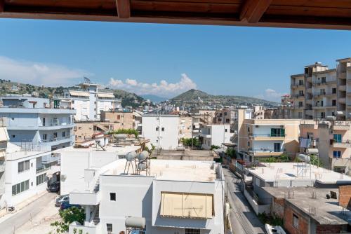 Blick auf eine Stadt von einem Gebäude aus in der Unterkunft Olivia Apartment in Sarandë
