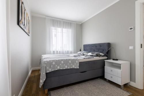 Säng eller sängar i ett rum på Brand new, cozy downtown apartment near airport and bus station.