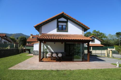 een huis met een tuinhuisje in de tuin bij Casa Entre Mar y Monte in Ribas