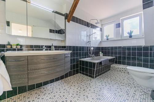 Ένα μπάνιο στο Lausitz-Apartment, 80m2, Waschtrockner, 2 x Parkplätze, Küche, Netflix