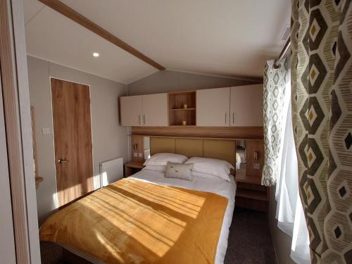 En eller flere senge i et værelse på White Acre's Holiday Park, 602 Sycamore Forest