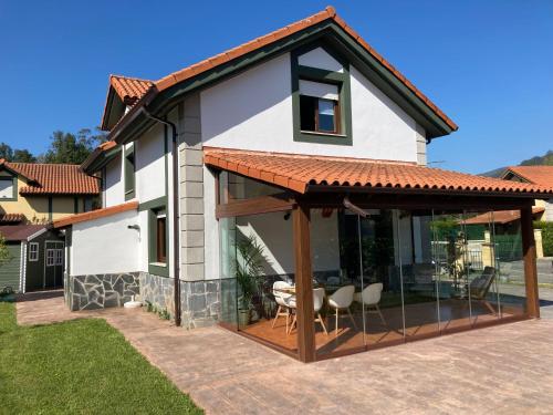 une extension vers une maison dotée de portes en verre et d'un toit dans l'établissement Casa Entre Mar y Monte, à Ribas