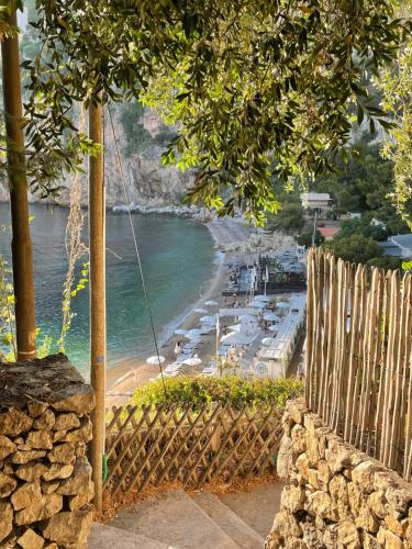 een uitzicht op een strand met een houten hek bij Hotel Normandy in Cap d'Ail