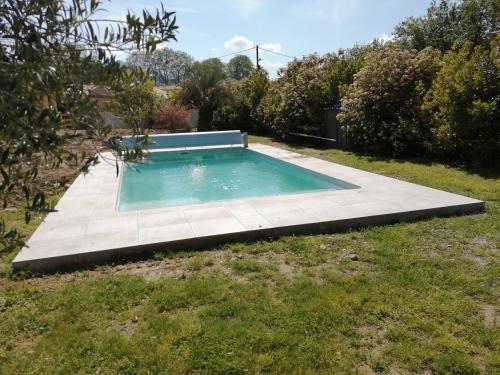 une piscine au milieu d'une cour dans l'établissement Appartement de vacances à la campagne, à Saint-Jean-Pla-de-Corts