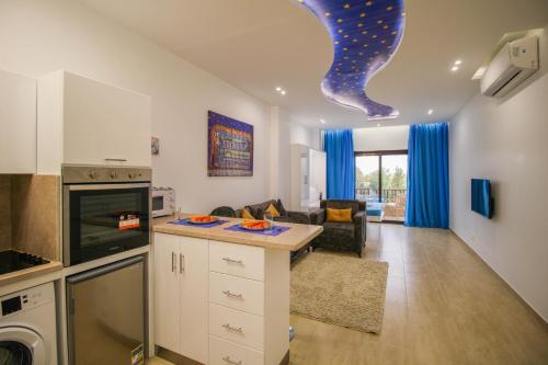 eine Küche und ein Wohnzimmer mit einem Sofa und einem Tisch in der Unterkunft SeaView Turtles in Hurghada