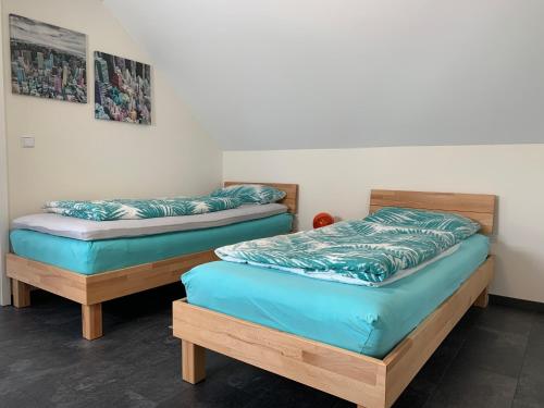 Säng eller sängar i ett rum på Ferienwohnung Sunny - Moderne Ferienwohnung im Grünen in Saarbrücken-West