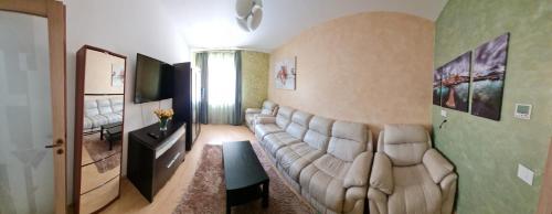 sala de estar con sofá y cama en Rin Grand Hotel, en Bucarest