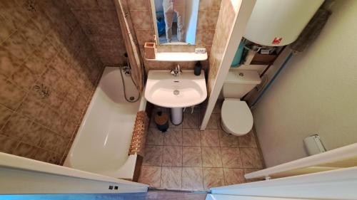 - une salle de bains avec toilettes et lavabo dans l'établissement Calme et altitude ambiance cosy, à Font-Romeu-Odeillo-Via