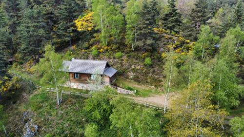 an overhead view of a small house on a hill at Les chalets du belvédère de mallet in Sarrus