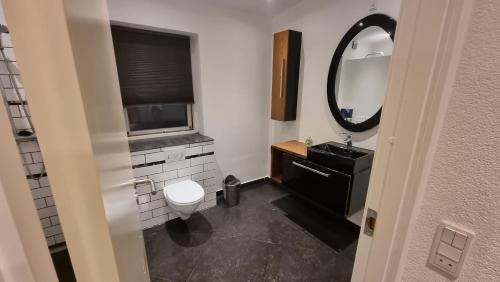 Tilst的住宿－Danish design-home for family，一间带水槽和镜子的浴室