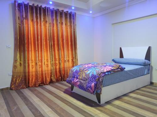 Tempat tidur dalam kamar di سكن للذكور فقط - Sakan Male Only