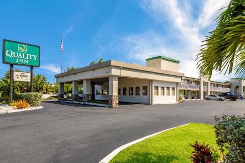 a view of a community inn with a parking lot at Quality Inn Bradenton - Sarasota North in Bradenton