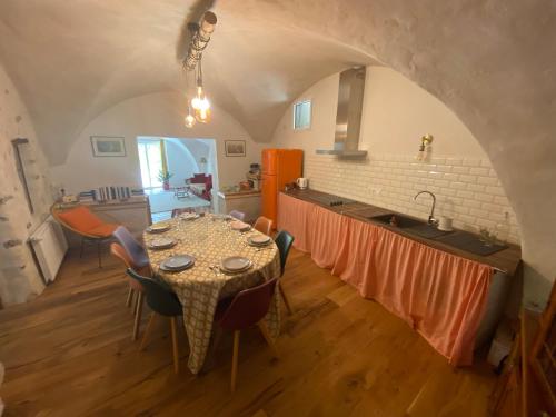 Il comprend une cuisine et une salle à manger avec une table et des chaises. dans l'établissement La Genevraie, à Gap