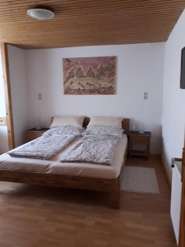 - une chambre avec un lit dans l'établissement Ferienwohnung Karin Humer, à Bad Ischl