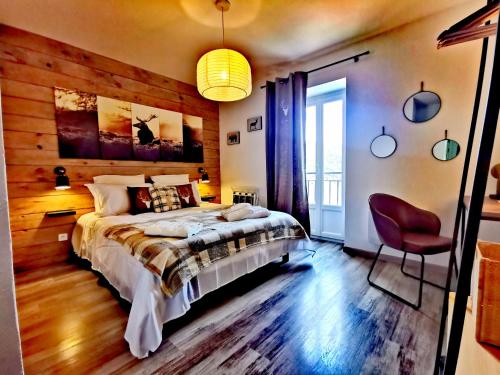 1 dormitorio con 1 cama y 1 silla en Chambre d'hôtes casa di l'apa, en Venaco