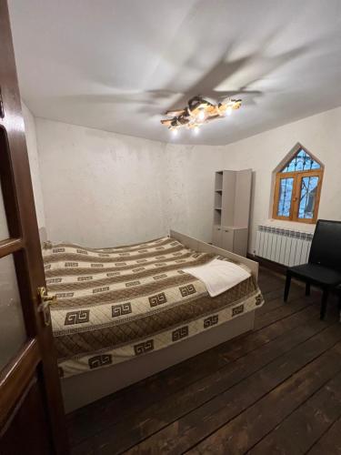 Qusar Forest في كوسار: غرفة نوم بسرير وسقف