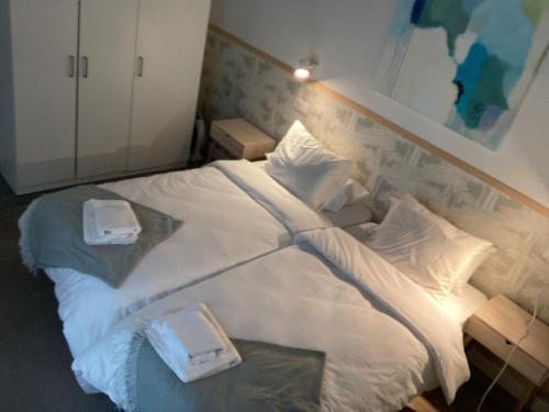 Llit o llits en una habitació de Acogedor apartamento en semisótano con patio y cerca de la Plaza de España