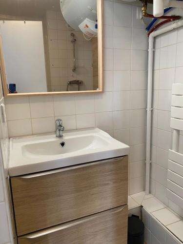 Kúpeľňa v ubytovaní Résidence Fort de l'Eve - T2 à 380m plage M Hulot et commerces - St Marc sur Mer idéal famille proche La Baule P0rnichet - Terrasse et parking privés