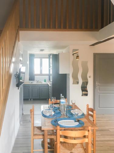 une salle à manger avec une table et des chaises en bois dans l'établissement Le gite 7 - Les Châteaux d'Ottrott, à Sélestat