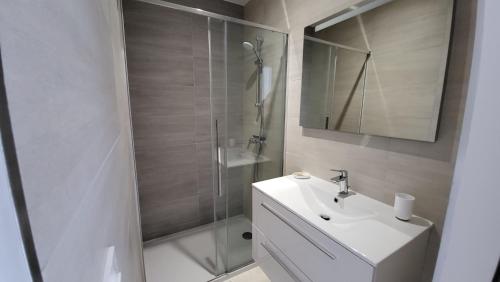 A bathroom at Villa 4 chambres piscine privée à 400m de la plage dans une résidence neuve