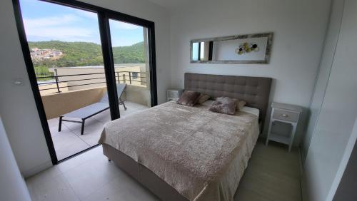Postel nebo postele na pokoji v ubytování Villa Moderne de Standing avec Piscine Privée à 400m de la Plage - 4 Chambres