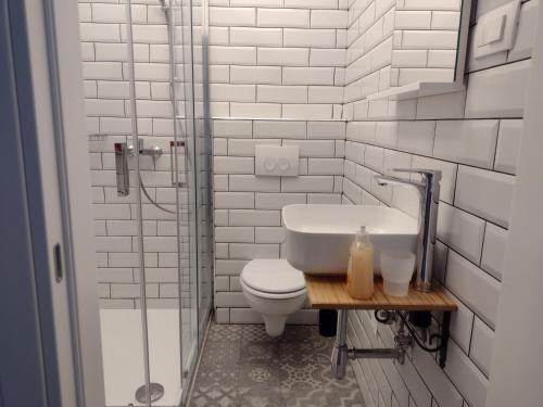 uma casa de banho com um WC, um lavatório e um chuveiro em Tranquillo em Crikvenica
