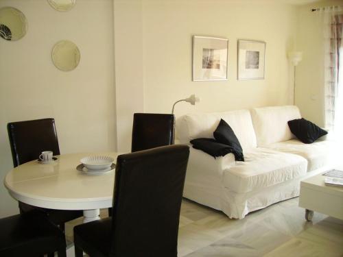 salon z białą kanapą i stołem w obiekcie Málaga, Mijas, La Cala, apartamento vacaciones de ensueño w mieście La Cala de Mijas