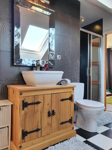 a bathroom with a sink and a toilet at Sunset Holidays - Dom nad Jeziorem in Żarnowska
