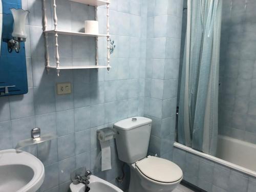 een kleine badkamer met een toilet en een wastafel bij Piso centro de Raxò in Raxo