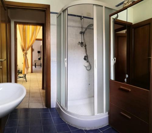 カステルサルドにあるAppartamento Calamarinaのバスルーム(シャワー、白いバスタブ付)