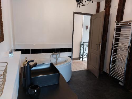 Fotografie z fotogalerie ubytování L'Appartement de la MAISON BLEUE v destinaci Villeréal