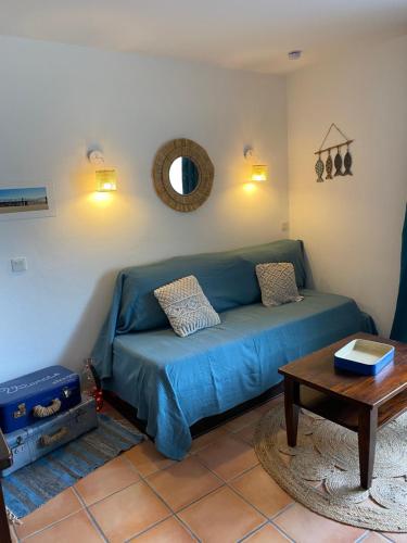 un salon avec un canapé bleu et une table dans l'établissement Appartement 3 pièces, 6 perso avec piscine chauffée en saison domaine du golf de Pinsolle, à Soustons