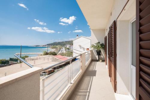 balcone con vista sull'oceano di Terra Beach Apartment a Duće