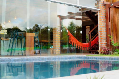 a swimming pool in front of a building at Deliciosa Casa de 5 qtos nos Lençóis Maranhenses in Barreirinhas