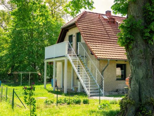 uma casa com uma escada que leva até ela em Ferienwohnung Rohlffs Stolpe auf Usedom em Stolpe auf Usedom