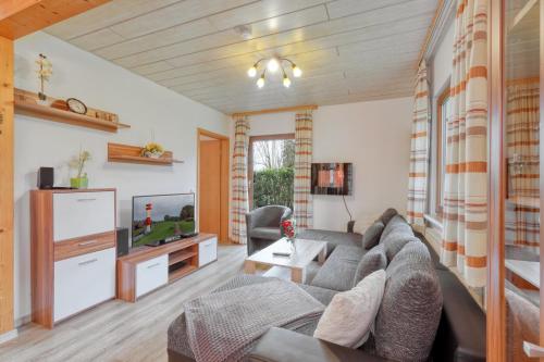 Televisyen dan/atau pusat hiburan di Seepark Kirchheim Ferienhaus bei Nina mit Sauna