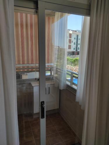 トレモリノスにあるLa Colina - Playamar Apartamentoの窓付きのバスルームが備わります。