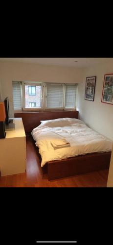 Postel nebo postele na pokoji v ubytování Putney flat