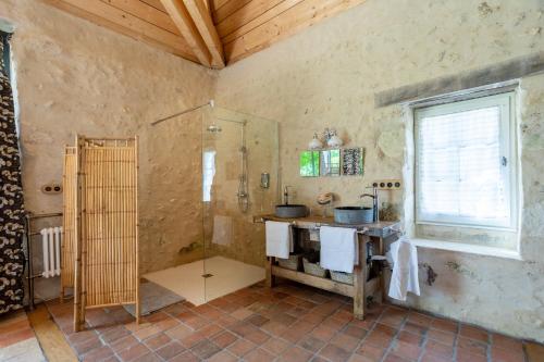 a bathroom with a shower and a sink at Manoir de la Mazeraie lodge de luxe Loire Valley in Joue-les-Tours