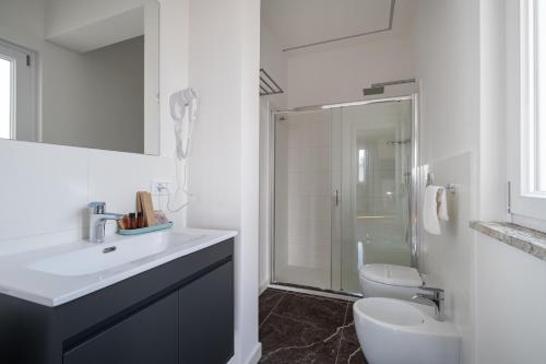 biała łazienka z umywalką i toaletą w obiekcie Attico 37 - Queen room con terrazza privata w mieście Palermo