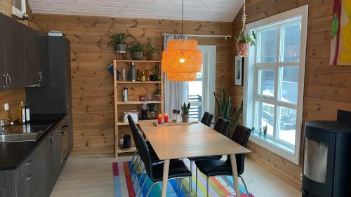 - une salle à manger avec une table et des chaises en bois dans l'établissement Penthouse by the ski lift, 4 bedrooms, 2 living rooms, à Stranda