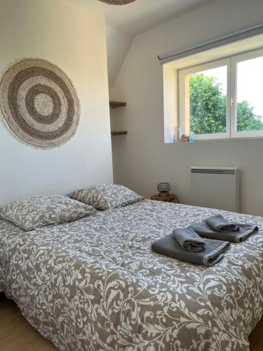 une chambre avec un lit avec deux serviettes dessus dans l'établissement Maison Colette au coeur du périgord noir, à Montignac