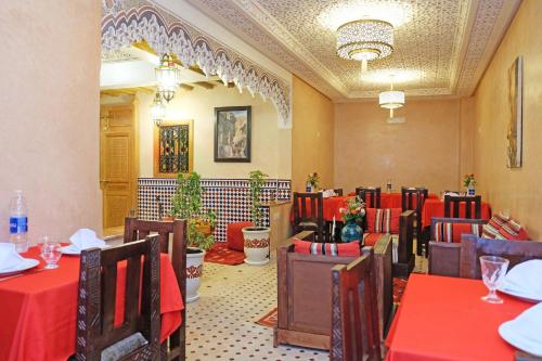 Riad ZANOUBAにあるレストランまたは飲食店