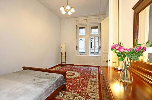 Postel nebo postele na pokoji v ubytování Budapest flat in oktogone for rent