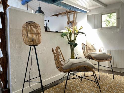 een kamer met 2 stoelen en een vaas met bloemen bij RIBEIRA SACRA La Imperfecta in Ferreira