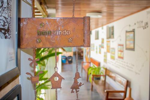 a sign that reads dean windo hanging in a building at Vila Aju - Pousada Temática in Aracaju