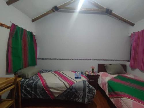 - une chambre avec 2 lits dans l'établissement Wayra Wasi, à Coporaque