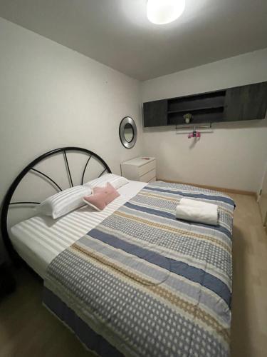 um quarto com uma cama com um cobertor azul e branco em M Villa @ Impact Muangthongthani em Ban Bang Phang