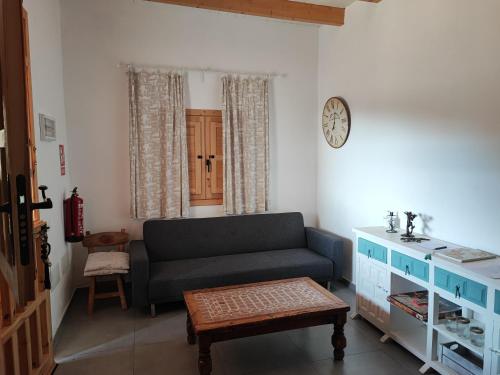 uma sala de estar com um sofá e uma mesa em CASA DEL MAQUINISTA em Aguatona