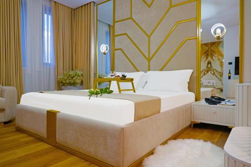 - une chambre avec un grand lit dans l'établissement Mark Hotel Tirana, à Tirana